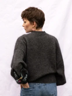 Pull en maille avec oiseau brodé><noscript><img width=