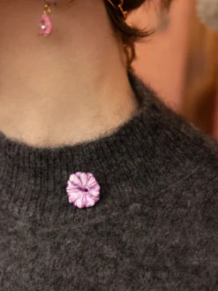 Pull en maille avec oiseau brodé><noscript><img width=