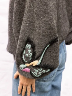 Pull en maille avec oiseau brodé><noscript><img width=