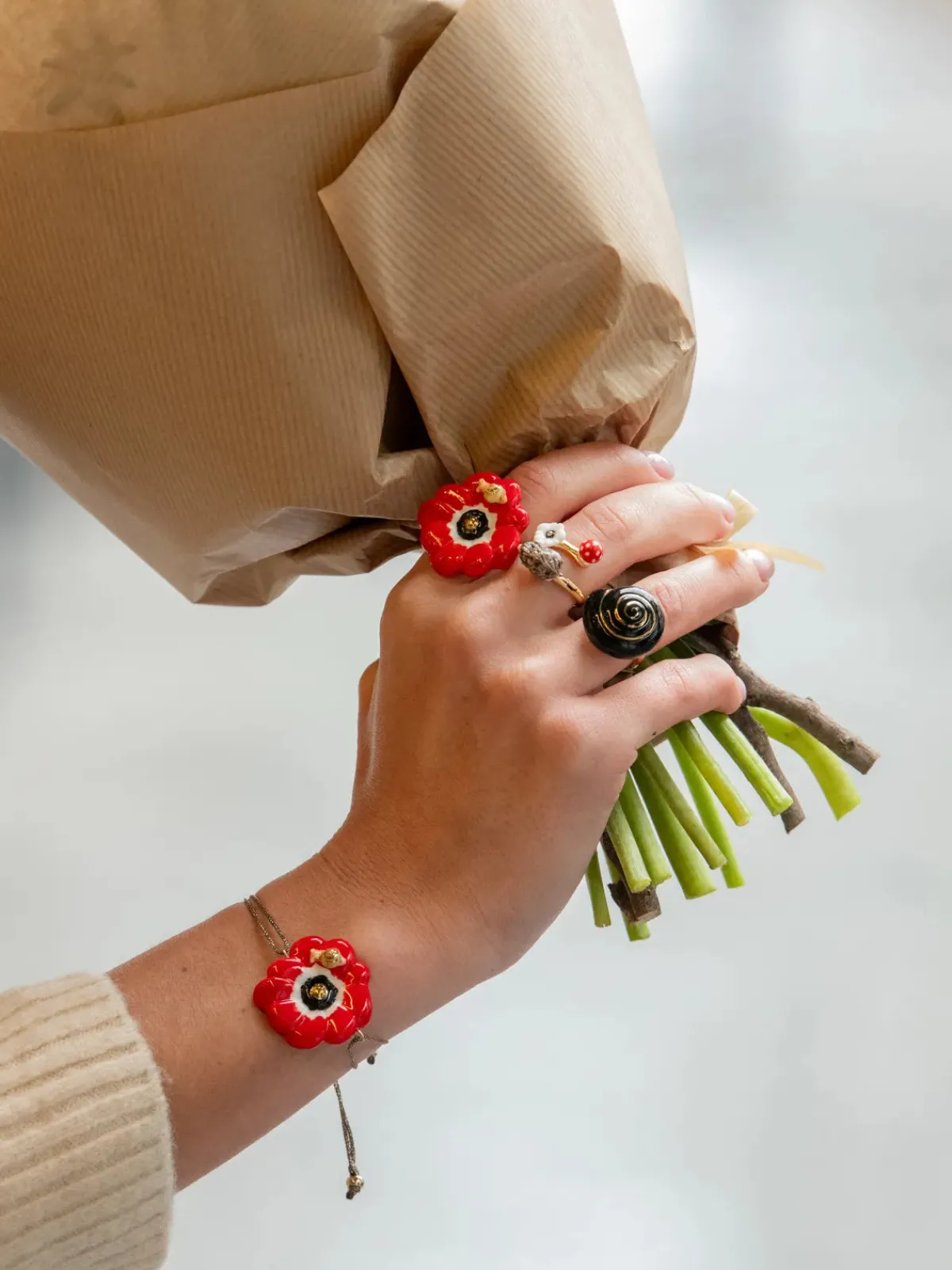 Red anemone iridescent cord bracelet>NACH BIJOUX Outlet