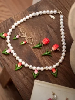 Tulip and pearl necklace><noscript><img width=