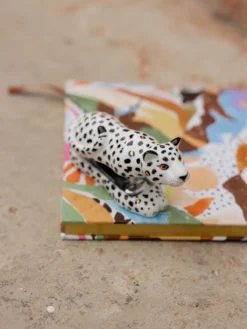 White and gold leopard print staple><noscript><img width=