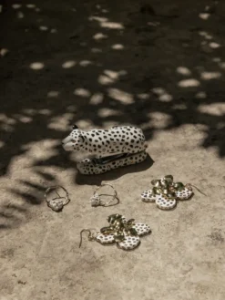 White and gold leopard print staple><noscript><img width=