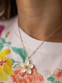 White flower necklace><noscript><img width=