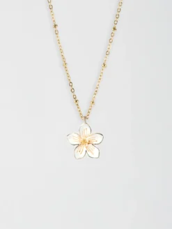 White flower necklace><noscript><img width=