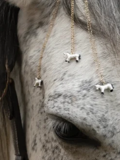 White horse collar><noscript><img width=
